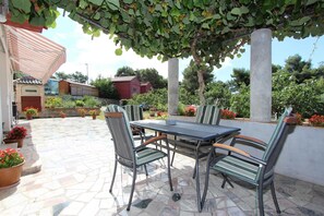 Outdoor dining - ROBI Two-Bedroom Apartment (Rovinj)