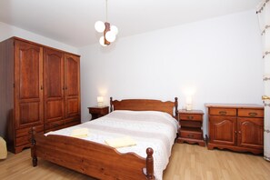 2 slaapkamers, een strijkplank/strijkijzer, gratis wifi, beddengoed