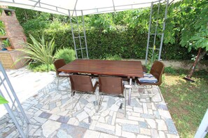 Outdoor dining - LARA Superior Two-Bedroom Apartment 1 (dole) (Rovinj)