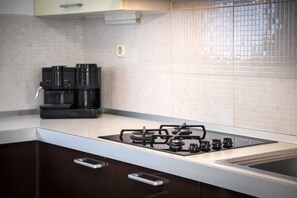 Kjøleskap, mikrobølgeovn, ovn og kokeplater