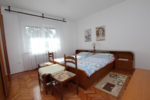 1 habitación, tabla de planchar con plancha, wifi gratis y ropa de cama 