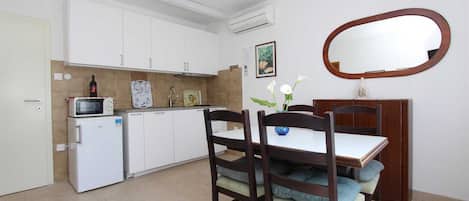 Kühlschrank, Mikrowelle, Toaster, Kochgeschirr/Geschirr/Besteck