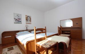 1 habitación, tabla de planchar con plancha, wifi gratis y ropa de cama 