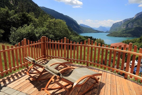 Doppel- oder Zweibettzimmer, Terrasse, Seeblick | Terrasse/Patio