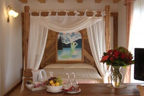 Doppel- oder Zweibettzimmer, Terrasse, Seeblick | Zimmersafe, Schreibtisch, schallisolierte Zimmer, kostenloses WLAN
