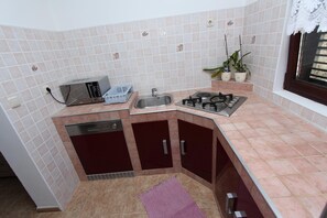 Kühlschrank, Mikrowelle, Ofen, Herdplatte