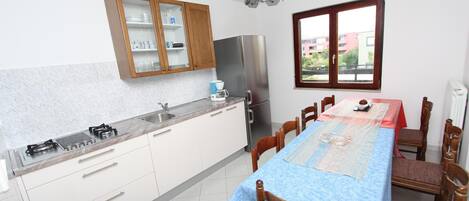 Geladeira, micro-ondas, cafeteira/chaleira, torradeira