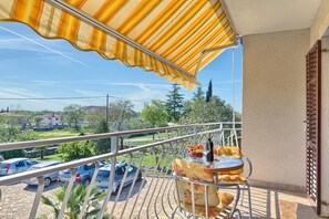 Outdoor dining - VILLA FJORD One-Bedroom Apartment 1 (Kanfanar)