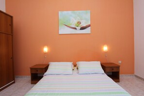 2 bedrooms, iron/ironing board, free WiFi, bed sheets