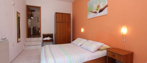 2 bedrooms, iron/ironing board, free WiFi, bed sheets