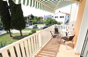 Outdoor dining - ROSANNA One-Bedroom Apartment with Balcony 4 (Rovinj)
