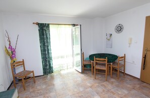 Dining - ROSANNA One-Bedroom Apartment with Balcony 4 (Rovinj)