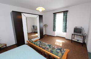 1 habitación, tabla de planchar con plancha, wifi gratis y ropa de cama 