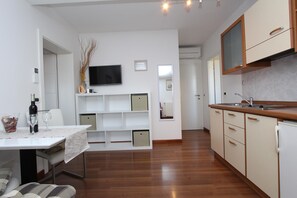 Kühlschrank, Mikrowelle, Herdplatte, Wasserkocher mit Kaffee-/Teezubehör