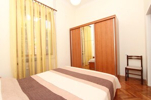 2 bedrooms, iron/ironing board, free WiFi, bed sheets