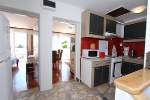 ثلاجة، ميكروويف، فرن، موقد طهي مسطح