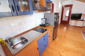 Kühlschrank, Herdplatte, Wasserkocher mit Kaffee-/Teezubehör, Toaster