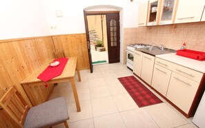 Frigorifero, forno, piano cottura, macchina per tè/caffè