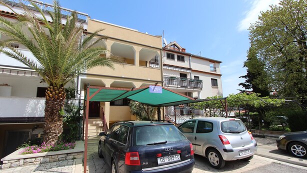 A building with a balcony and a car parked in front. - LORA One-Bedroom Apartment 3 (Rovinj)