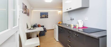 Kjøleskap, kaffetrakter/tekoker og kjøkkenutstyr