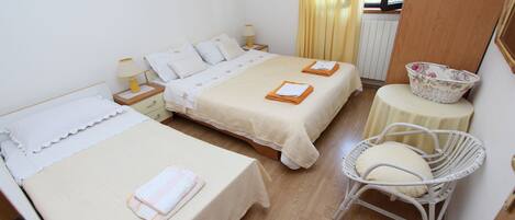 1 slaapkamer, een strijkplank/strijkijzer, gratis wifi, beddengoed