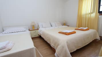 1 habitación, tabla de planchar con plancha, wifi gratis y ropa de cama