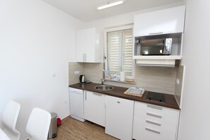 Kühlschrank, Mikrowelle, Herdplatte, Geschirrspüler