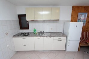 Kühlschrank, Mikrowelle, Wasserkocher mit Kaffee-/Teezubehör, Toaster