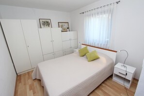 1 slaapkamer, een strijkplank/strijkijzer, gratis wifi, beddengoed