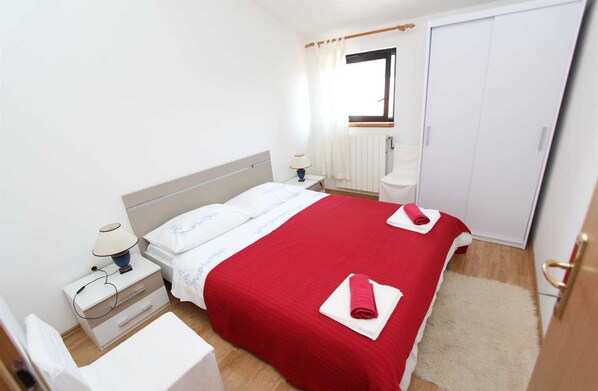 2 bedrooms, iron/ironing board, free WiFi, bed sheets