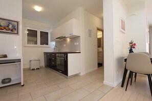 Kjøleskap, ovn, kokeplater og oppvaskmaskin