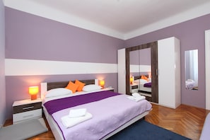 1 habitación, tabla de planchar con plancha, wifi gratis y ropa de cama 