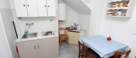 Fridge, stovetop, coffee/tea maker, cookware/dishes/utensils