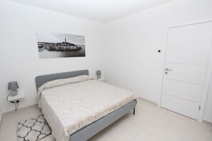2 slaapkamers, een strijkplank/strijkijzer, gratis wifi, beddengoed