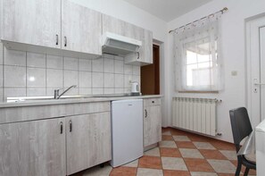 Kjøleskap, kokeplater, kaffetrakter/tekoker og brødrister