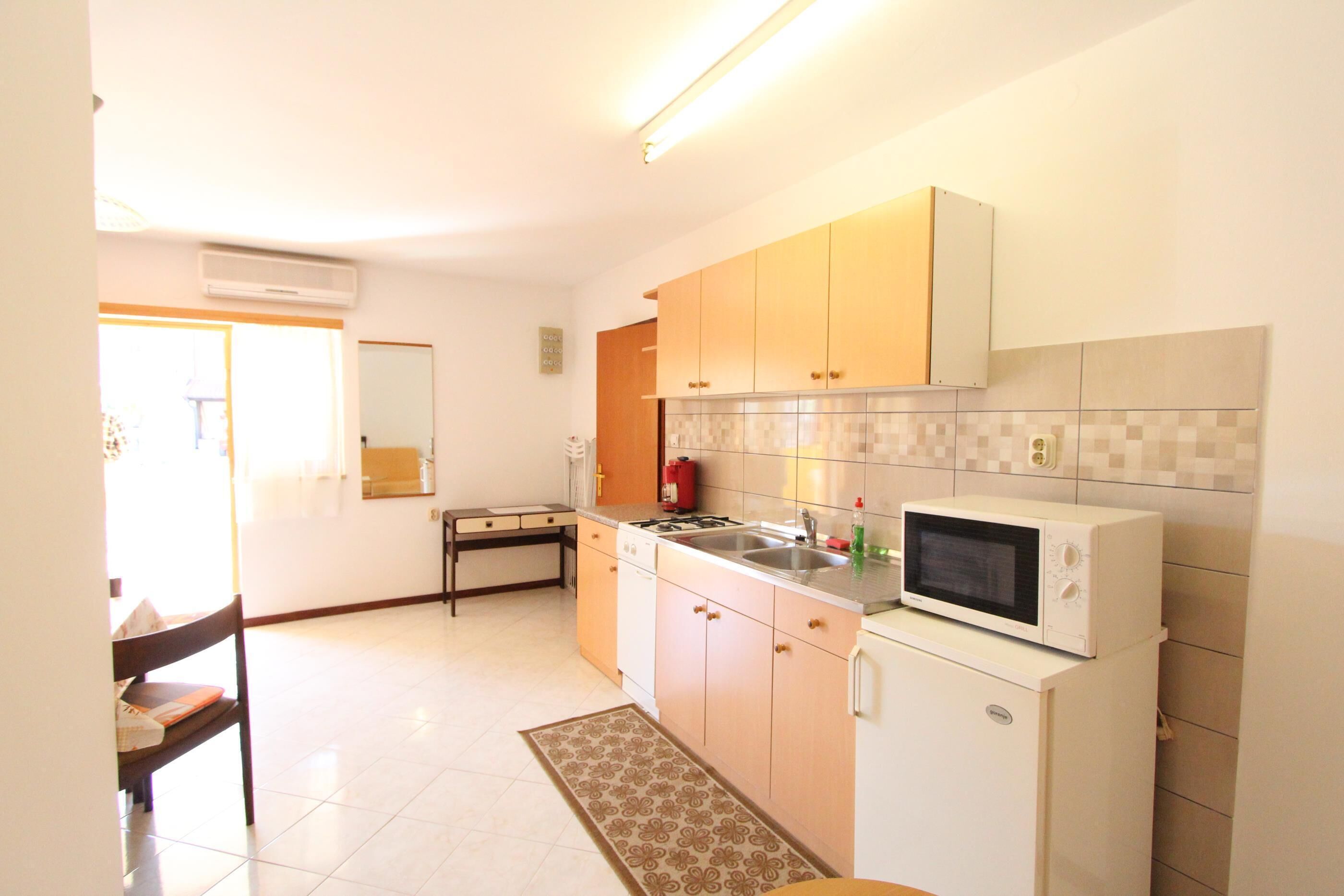 Refrigerador, microondas, cafetera y tetera y tostadora 