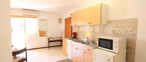 Refrigerador, microondas, cafetera y tetera y tostadora