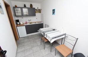 Frigorifero, piano cottura, macchina per tè/caffè