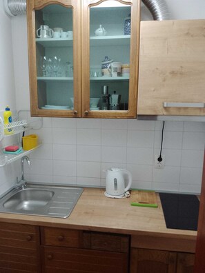Réfrigérateur, surface de cuisson, cafetière-théière, grille-pain