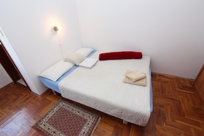1 chambre, fer et planche à repasser, Wi-Fi gratuit, draps fournis