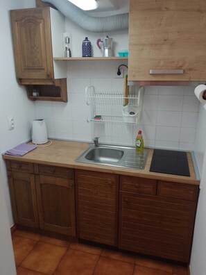 Kühlschrank, Herdplatte, Wasserkocher mit Kaffee-/Teezubehör, Toaster