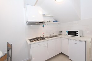 Kühlschrank, Mikrowelle, Herdplatte, Wasserkocher mit Kaffee-/Teezubehör