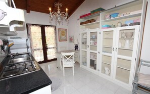 ثلاجة، ماكينة لصنع القهوة/الشاي، محمصة خبز، مستلزمات طهي/أطباق/أوعية