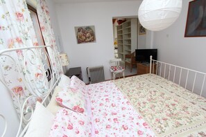 1 bedroom, iron/ironing board, cots/infant beds, free WiFi