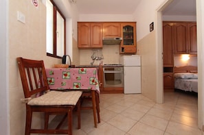 Réfrigérateur, four, plaque de cuisson, cafetière/bouilloire