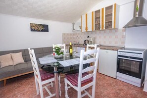 Réfrigérateur, four, plaque de cuisson, cafetière/bouilloire