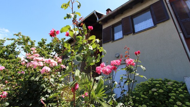 A building with a balcony, a window with shutters, and a clear sky. - MITTON 2 Two-Bedroom Apartment (Motovunska) (Rovinj)