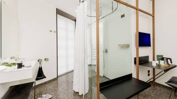 Quarto casal ou duplo luxo, vista para a cidade | Banheiro | Ducha de hidromassagem, produtos de toalete grátis