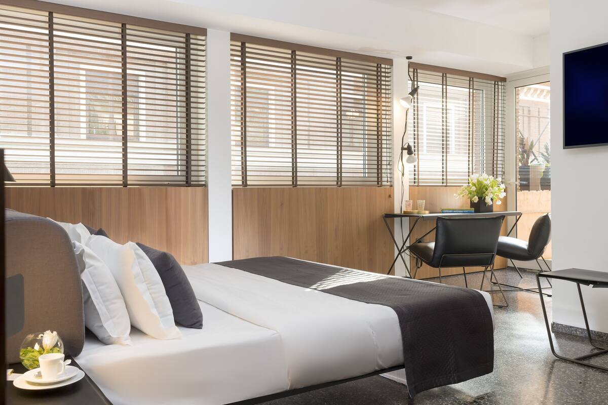 Dobbeltrom – deluxe, terrasse | Safe på rommet, skrivebord, blendingsgardiner og lydisolert