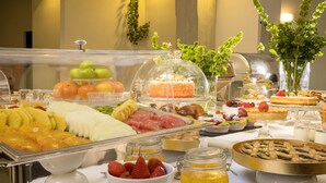 A buffet with various fruits, desserts, and beverages. - Hotel Royal Bissolati (Rome)